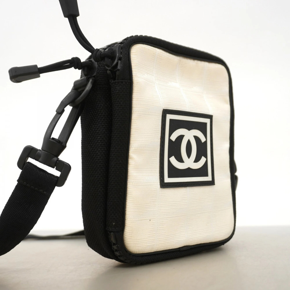 CHANEL Black Shoulder Bag - Picture 2 of 10